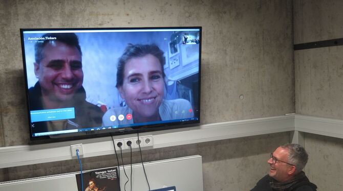 Matías Haber und Andrea Seewald erläuterten von München aus via Skype ihr Konzept. Hier plaudert Tonne-Intendant Enrico Urbanek