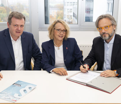 Vertragsunterzeichnung: Michael Gruber (links) und Sabine Dörr, die Geschäftsführer von Tisoware, und Friedrich Neumeyer, Geschä