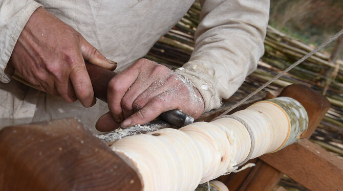 Ein Drechsler zeigt im Campus Galli, wie im Mittelalter gearbeitet wurde. FOTO: DPA