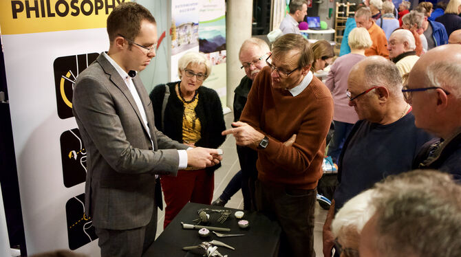 Beim Medizinforum in Münsingen konnten sich Besucher in der begleitenden Ausstellung verschiedene Prothesen erklären lassen.   F
