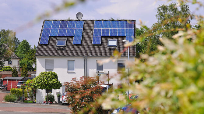 Mit dem eigenen Dach Strom aus Sonnenkraft zu gewinnen kann lukrativ sein. FOTO: DPA