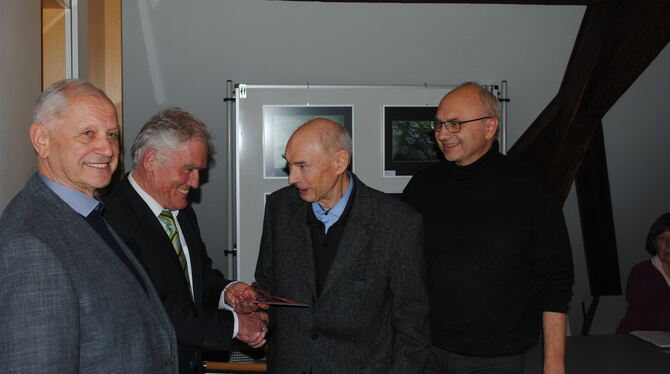 Verabschiedung von Gerhard Kittelberger (rechts) und Einsetzung von Werner Gimmel (links) als ehrenamtlicher Gemeindearchivar in