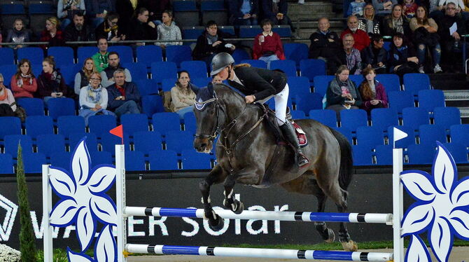 Die Pfullinger Nachwuchsreiterin Jana Erkner auf Serafin: »Mega nervös« und »richtig ärgerlich«.  FOTO: NIETHAMMER