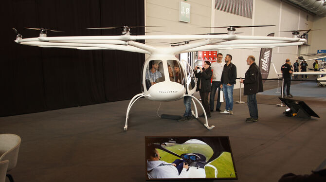 Bis zu zwei Personen finden in einem Volocopter Platz. Gesteuert werden soll er vom Boden aus.  FOTO: THOMAS EBERHART