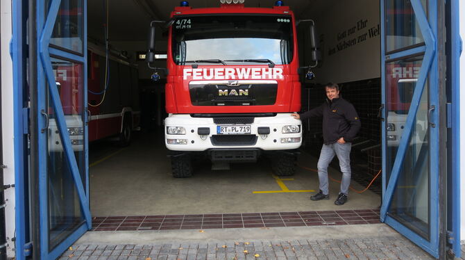 Kommandant Matthias Lutz ist stolz auf den neuen Logistikwagen, der sehr lange Wasserschläuche transportieren kann. FOTO: KLEIN