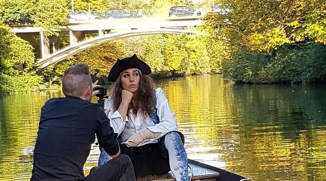 Beim Videodreh auf dem Neckar: Anaela Dörre als Pirat.  FOTO: ZIMMERTHEATER