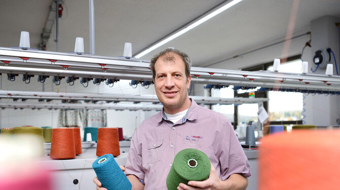 Im Betrieb von Jürgen Schweikardt wird vom Stoff bis zum Nähen alles selbst produziert. Das Unternehmen ist GOTS zertifiziert, j Im Betrieb von Jürgen Schweikardt wird vom Stoff bis zum Nähen alles selbst produziert. Das Unternehmen ist GOTS zertifiziert, j