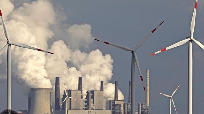 Windräder vor Kohlekraftwerk