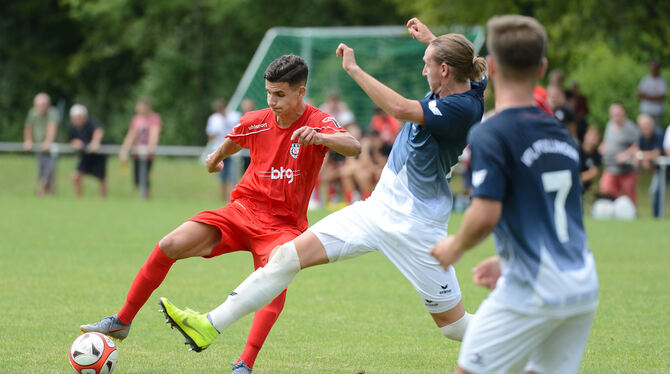 Nicht mehr in Diensten des SSV Reutlingen: Marcel Schmitt (am Ball).   FOTO: PIETH