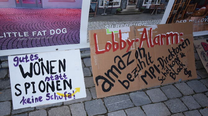 Protestplakate vor der Entscheidung des Gemeinderats. Protestplakate vor der Entscheidung des Gemeinderats.