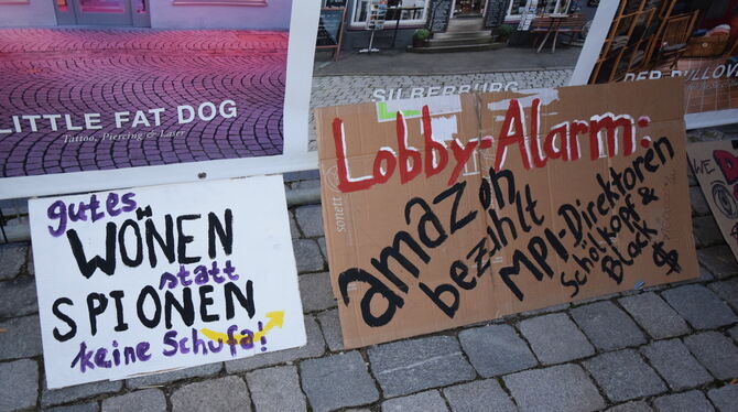 Protestplakate vor der Entscheidung des Gemeinderats.