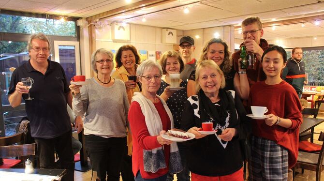 Das Ehrenamtsteam um Kaffeehäusle-Gründerin Rosemarie Henes (Zweite von links) feiert das 35-jährige Bestehen des etwas anderen
