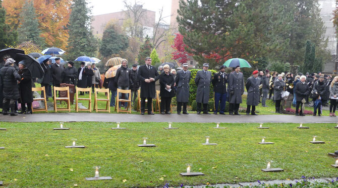Bei der Gedenkfeier zum Volkstrauertag auf dem Mühlwiesenfriedhof in Metzingen fand Oberbürgermeister Dr. Ulrich Fiedler (vorne
