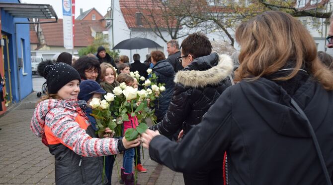 Kinder verteilen weiße Rosen – ein Symbol des Widerstands gegen das Naziregime.  FOTO: JAENSCH