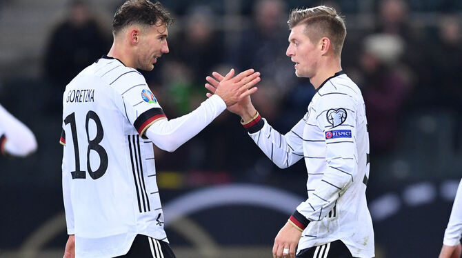 Gut gemacht, Kumpel: Leon Goretzka (links) gratuliert Toni Kroos zu seinem zweiten Tor zum 4:0 gegen Weißrussland.  FOTO: DPA