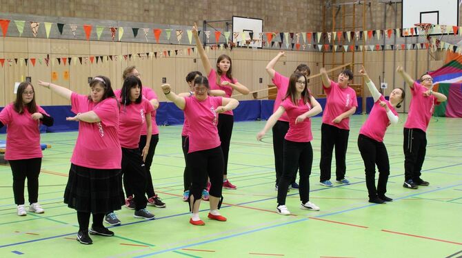 Die Tanzgruppe der Haldenwanghschule aus Münsingen sorgte zum Auftakt für Stimmung. FOTO: SPIESS