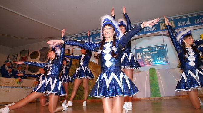 Locker-leicht und freudestrahlend präsentieren die Gardetanzmädchen ihr Programm. Dass dahinter harte Arbeit steckt, wissen die Locker-leicht und freudestrahlend präsentieren die Gardetanzmädchen ihr Programm. Dass dahinter harte Arbeit steckt, wissen die