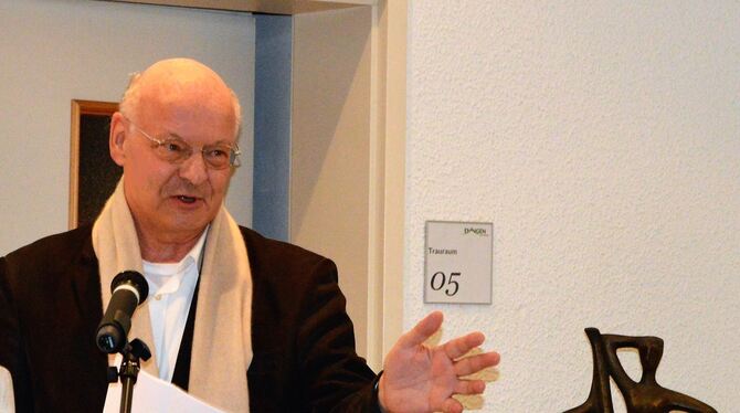 Dr. Jörg Raach, der Sohn des Eninger Künstlers Eduard Raach-Döttinger, war zur Vernissage der Ausstellung im Rathaus eigens aus