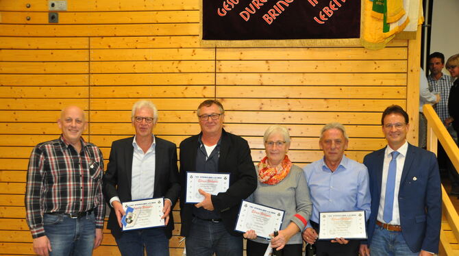 Treue TSVler (von links): Bernhard Ott, Rainer Gutbrod, Gerhard Locher, Brigitte Hölz, Peter Kronfeldt und Horst Burkhart. FOTO