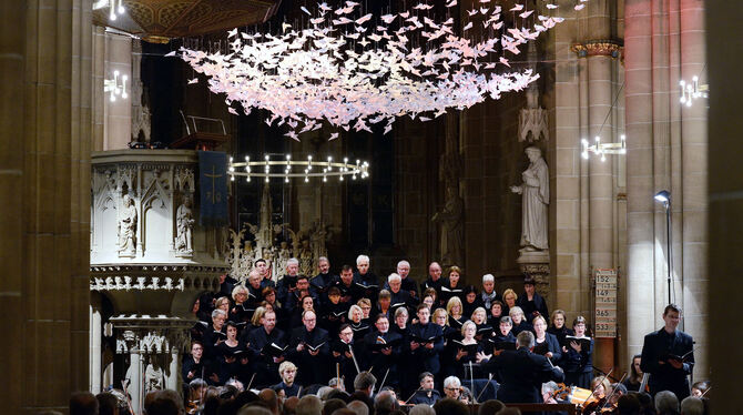 Oben Friedenstauben aus Papier, unten singt die Marienkantorei die Kantate »Dona nobis pacem« von Vaughan Williams.  FOTO: PIETH
