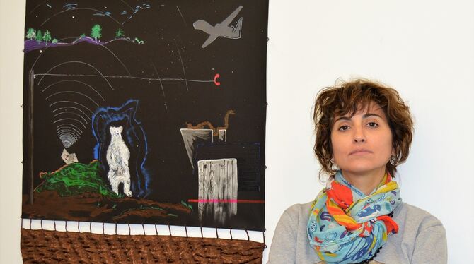 Technik und Natur im malerischen Widerstreit, ergänzt durch die heimelige Wärme eines Webteppichs: die türkische Künstlerin Nilb