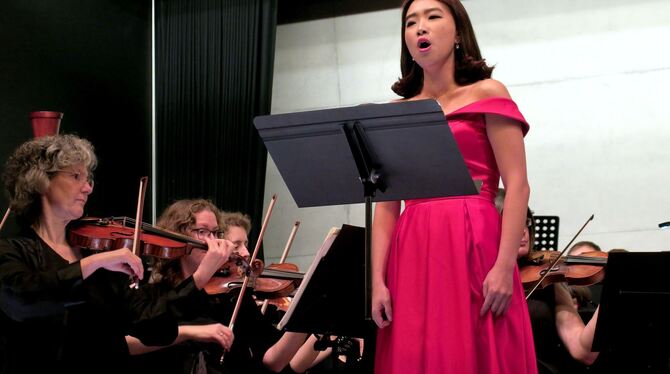 Großes Gespür für die Emotionalität von Berlioz’ Liedern: Mezzosopranistin A-Reum Lee mit der SinfoNeA in der Kulturhalle.  FOTO