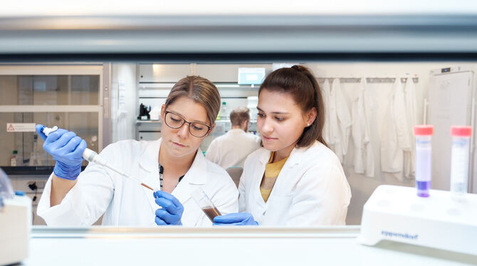 Zwei Cegat-Mitarbeiterinnen untersuchen Proben im Labor.  FOTOS: CEGAT
