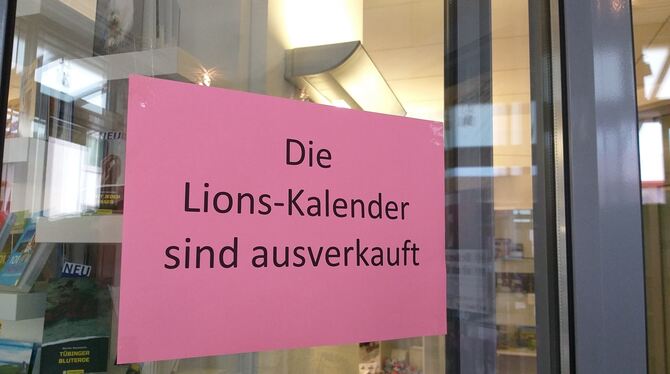 8.57 Uhr: Nicht mal eine Stunde hat's gedauert, ehe die Kalender im GEA-Service-Center vergriffen waren.   FOTO: RABE