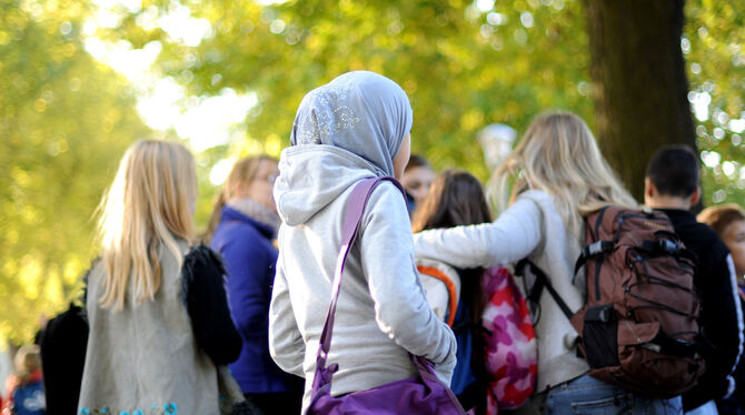 Mit Kopftuch in die Schule? Sozialwissenschafterin Necla Kelek plädiert dafür, die Schule vom politischen Islam freizuhalten.  F