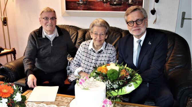 Bürgermeister Alexander Kreher (rechts) gratuliert dem Ehepaar Lydia und Wolfram Schmid zum Fest der eisernen Hochzeit.  FOTO: B