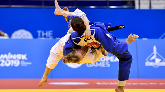Wie spektakulär Judo sein kann, zeigen Mina Libeer (blau) aus Belgien und Pauline Starke (weiß) aus Deutschland.  FOTO: DPA