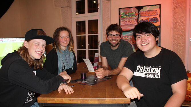 Joel Kehrer (von links), Anna  Graesch, Ramon Wang (rechts) treffen sich regelmäßig im Bricks Jugend-café. Franz Stöhr unterstüt