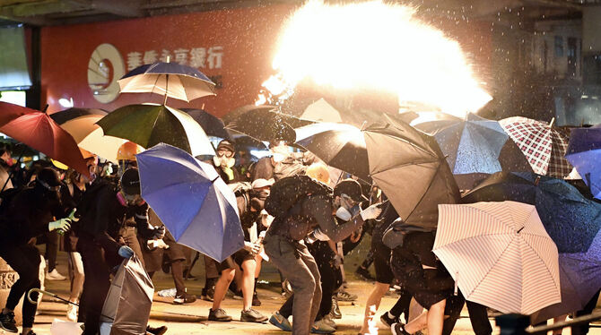 Zusammenstöße zwischen Demonstranten und Polizisten an der Hong Kong Polytechnic University im Bezirk Kowloon.  FOTO: DPA