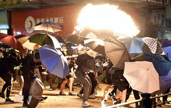 Zusammenstöße zwischen Demonstranten und Polizisten an der Hong Kong Polytechnic University im Bezirk Kowloon.  FOTO: DPA