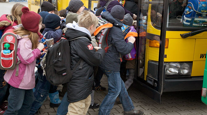 Gedränge in den Schulbussen (hier ein Agenturbild) gibt es auch in Pfronstetten. Damit die Kindergartenkinder dabei nicht unterg