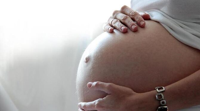 Studie warnt vor später Geburtseinleitung