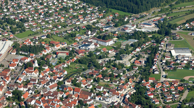 Gammertingen aus der Luft: Die Lauchertstadt will für Bauwillige attraktiv bleiben. LUFTBILD: MANFRED GROHE