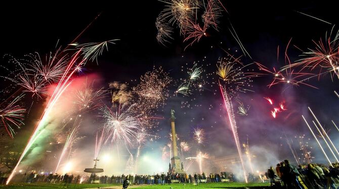 Dieses Jahr wird die Silvesterfeier am Stuttgarter Schlossplatz wohl ein bisschen anders aussehen, als es hier noch 2018 der Fal Dieses Jahr wird die Silvesterfeier am Stuttgarter Schlossplatz wohl ein bisschen anders aussehen, als es hier noch 2018 der Fal