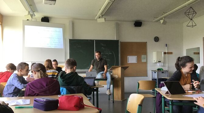 Die meisten Lehrer arbeiten mit den Tablets. Nur im Musikunterricht kommt es noch nicht zum Einsatz. FOTO: ZMS