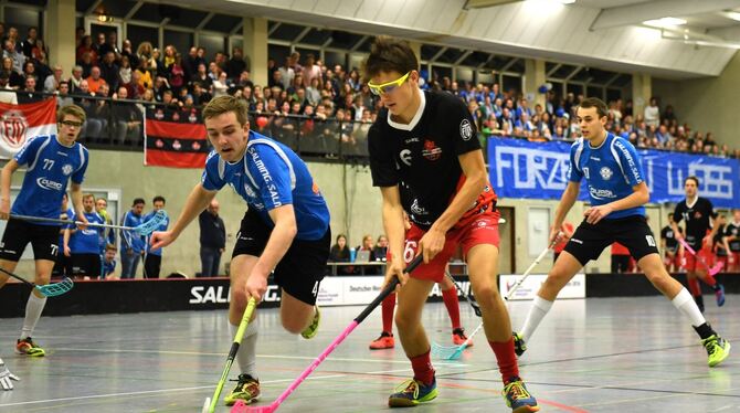 Die Sportart Floorball stammt vom Hockey und Eishockey ab. FOTO: WITTERS Die Sportart Floorball stammt vom Hockey und Eishockey ab. FOTO: WITTERS