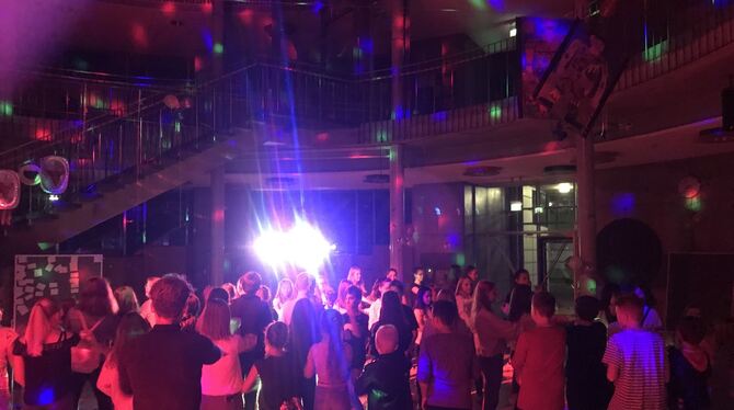 Damit die Schüler bei der U-Disko tanzen und Spaß haben können, sorgen Jakob Graf und seine Kollegen der Technik-AG für die Lich