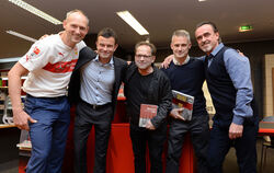 Christian Riethmüller (links) vor ziemlich genau einem Jahr bei der Präsentation des Buchs »125 Jahre VfB Stuttgart« in seiner R