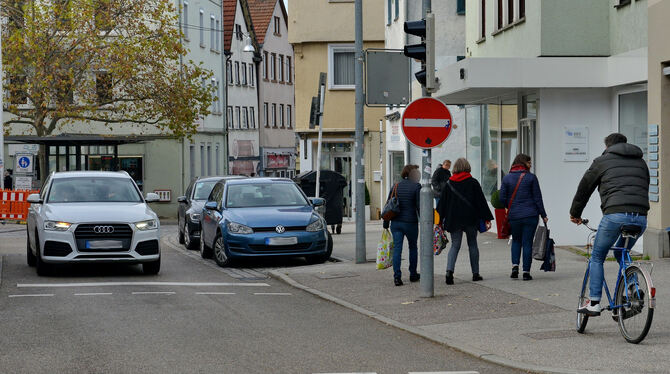 Begegnungsstätte Albtorplatz:  Hier müssen sich auf engem Raum  Fußgänger,  Radfahrer und  Autofahrer  arrangieren.  Neuerdings
