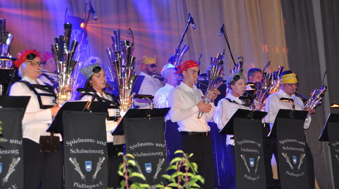 Verwegen mit Augenklappe und Kopftuch: die Musiker des Spielmanns- und Schalmeienzugs bei den Stücken zu »Fluch der Karibik«. FO Verwegen mit Augenklappe und Kopftuch: die Musiker des Spielmanns- und Schalmeienzugs bei den Stücken zu »Fluch der Karibik«. FO