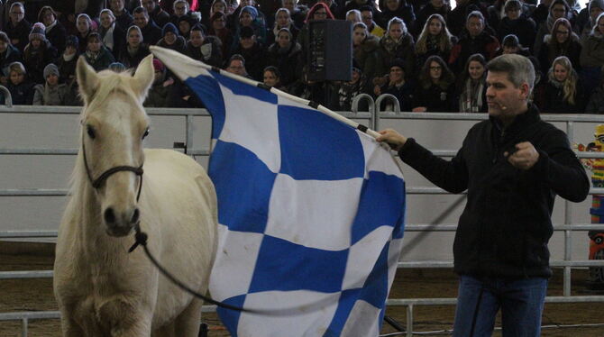 Pferdetrainer Bernd Hackl ist mit seinem Programm »Kriegspfad für alle« im Haupt- und Landgestüt Marbach zu Gast. FOTO: FISCHER