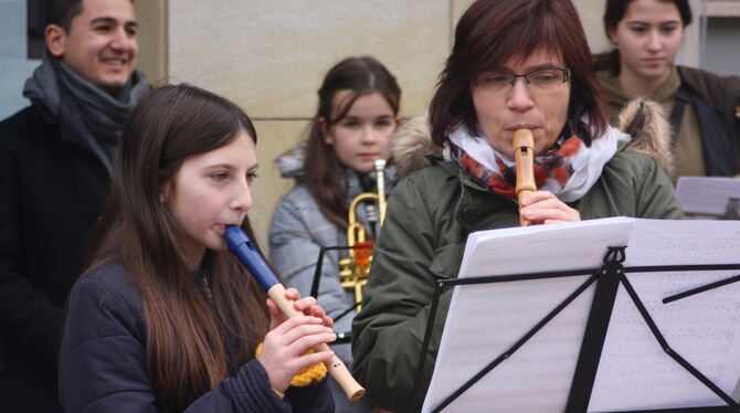 Flötenkonzert beim Nehrener Advent: Mia Fauser (links) hatte ihren ersten großen Auftritt. Hier spielt sie zusammen mit Dagmar N