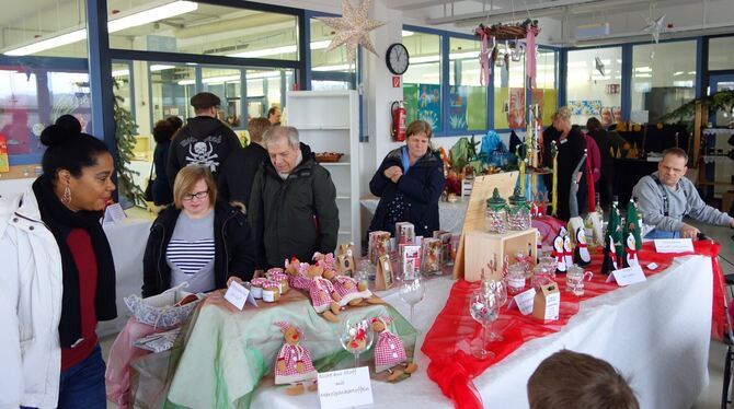 Beim Tag der offenen Tür zeigen die Werkstattbeschäftigten vom Freundeskreis Mensch, was sie können. FOTO: STRAUB Beim Tag der offenen Tür zeigen die Werkstattbeschäftigten vom Freundeskreis Mensch, was sie können. FOTO: STRAUB