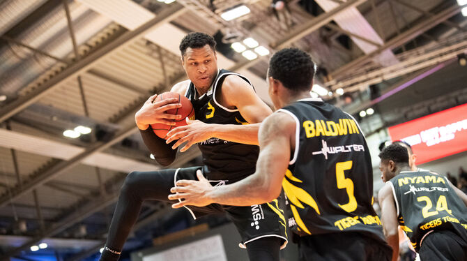 Hatte mit 27 Punkten und neun Rebounds die beste Ausbeute bei den Tübingern: Flügelspieler Justin Strings (links). FOTO: EIBNER Hatte mit 27 Punkten und neun Rebounds die beste Ausbeute bei den Tübingern: Flügelspieler Justin Strings (links). FOTO: EIBNER