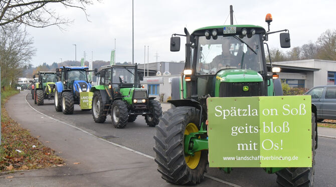 Landwirte kritisieren das neue Agrarpaket der Bundesregierung. Auf ihrer Sternfahrt nach Berlin ging es im Konvoi ab Betzingen q