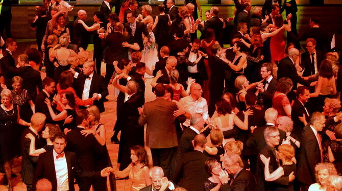 Rund 360 Gäste tanzten sich bei der Gala in der Stadthalle die Sohlen heiß und genossen das tolle Programm. FOTOS: NIETHAMMER